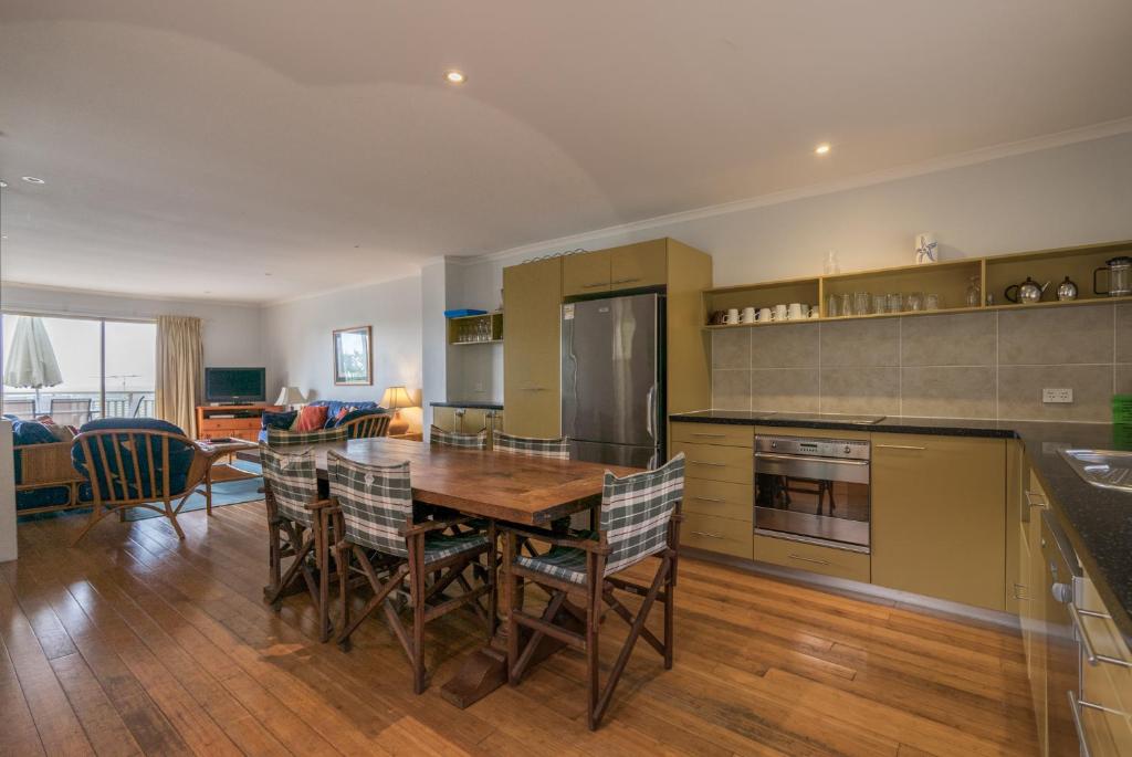 Kitchen, Pandanus Palms Resort in Gold Coast