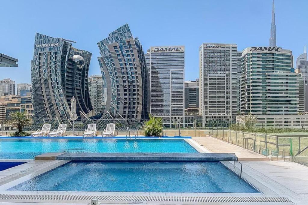 Luxury 1BR with Pool, Gym Canal & Burj Khalifa view, Dubaj