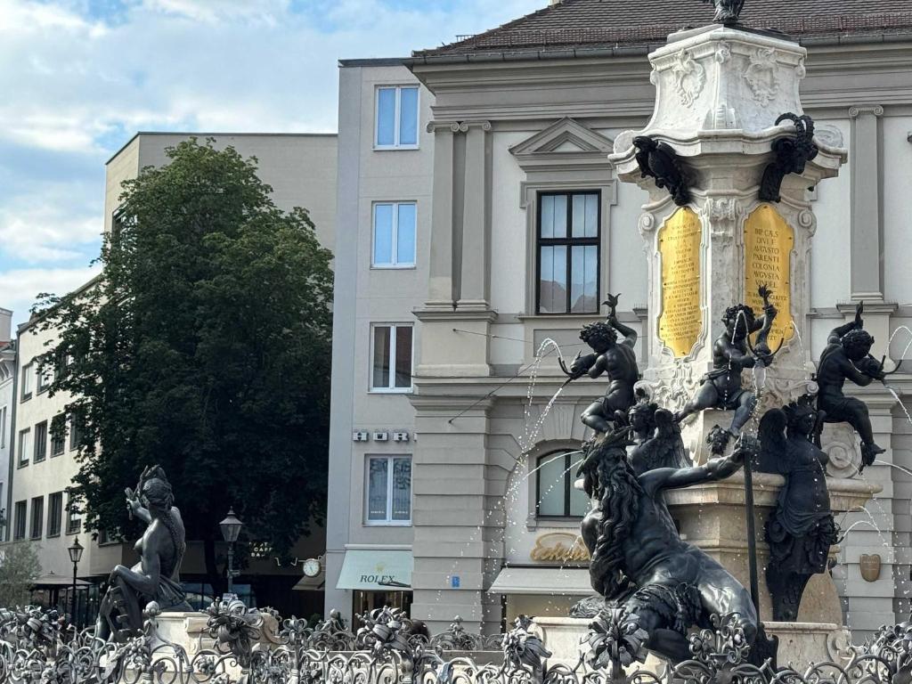 GoldenKey-Suites - Luxury Suite 'Rathausplatz' - Overlooking the Main Square - Air Conditioning & Elevator - 4