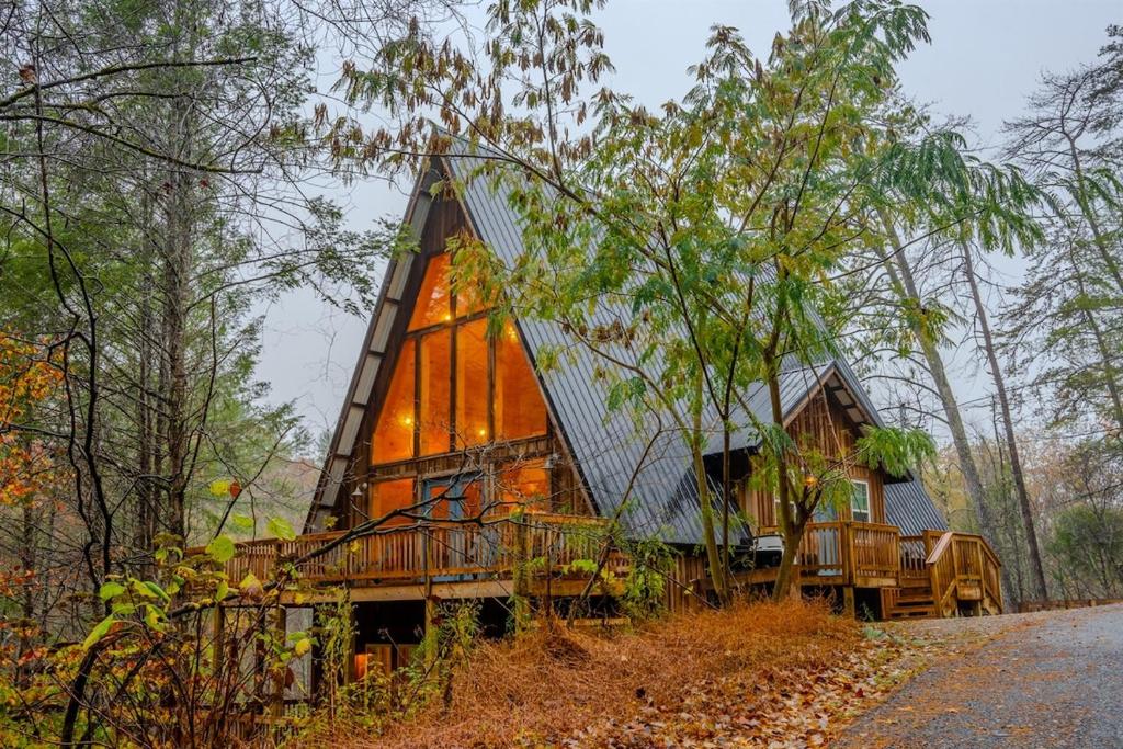 Luxe Retreat - King Beds - Sept Dates! - Easy drive - XL Swim Spa - Award Winning!, Sevierville