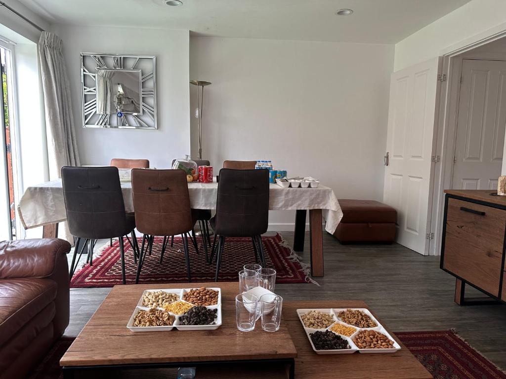 Luxe retreat Unwind in Elegant Style, Hatch End