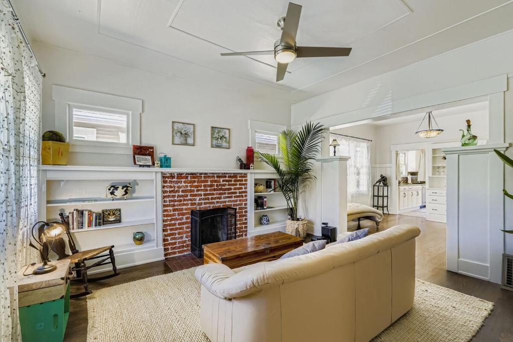 Less than 8 min to UW, Comfort & Quiet University Retreat, Seattle