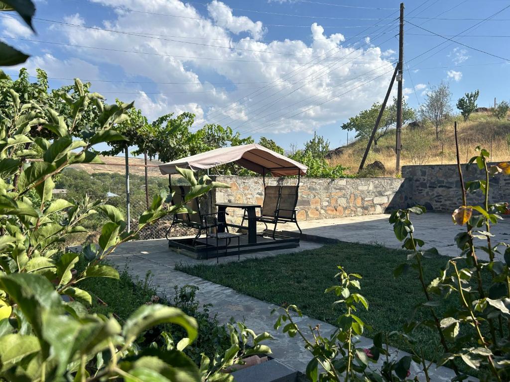 Adams Rest House, Gladzor