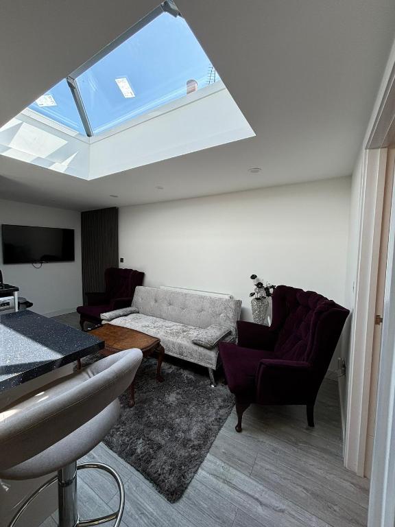 A Nice 2BR Fully Furnished with Parking 2BRFN LP, Bradenham