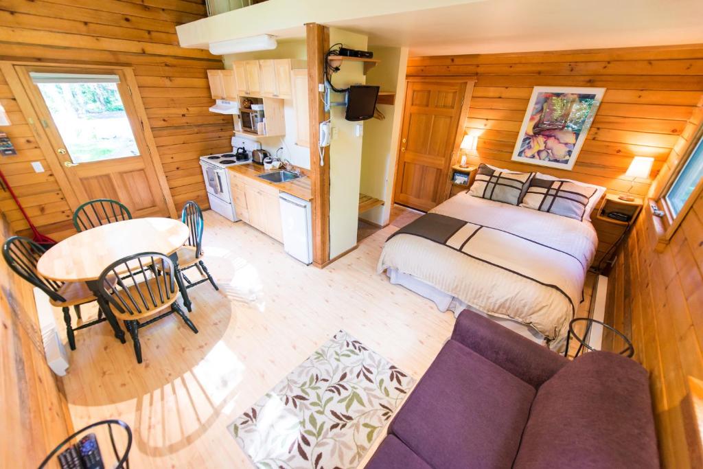 Across the Creek Cabins — Hotel in Clearwater (BC)
