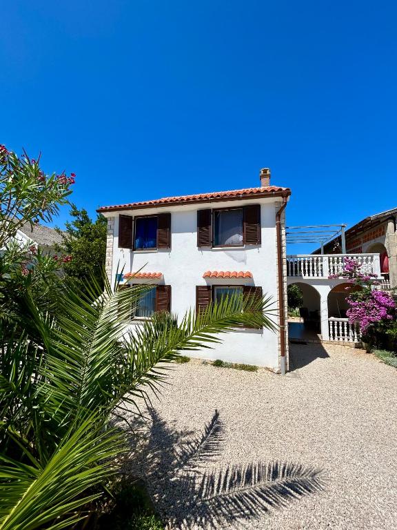 Apartment Azriel, Vir