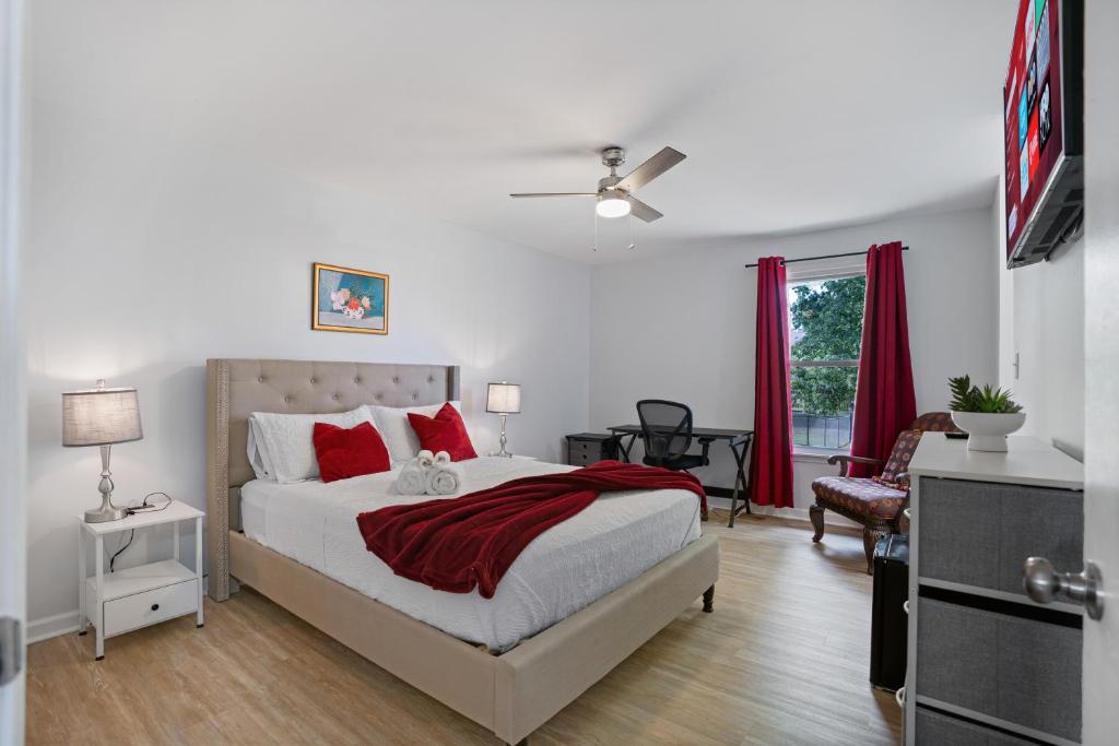 Play & Stay - Freshly Updated, Workspace & Games, Clarksville