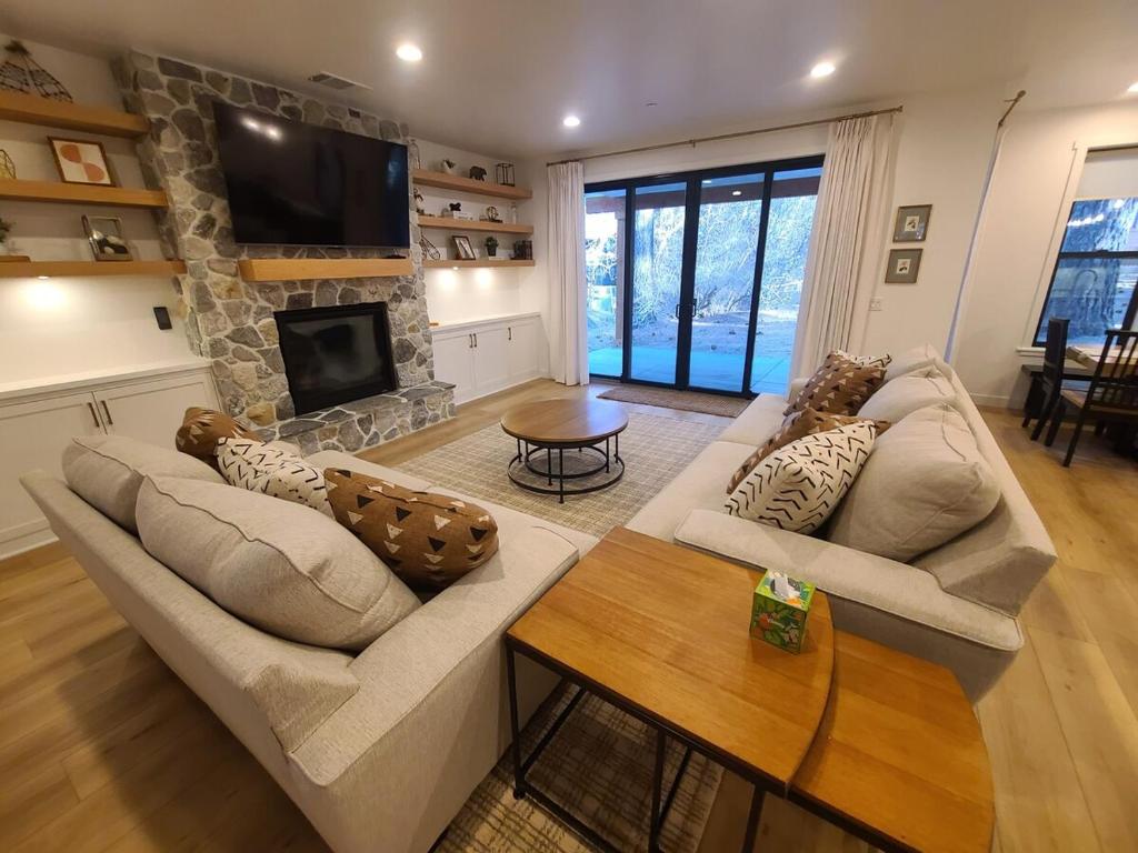 Jaybird Farmhouse - New Serene 5 bedroom House in Big Bear Lake with Chefs Kitchen BBQ Arcade Private, Big Bear Lake