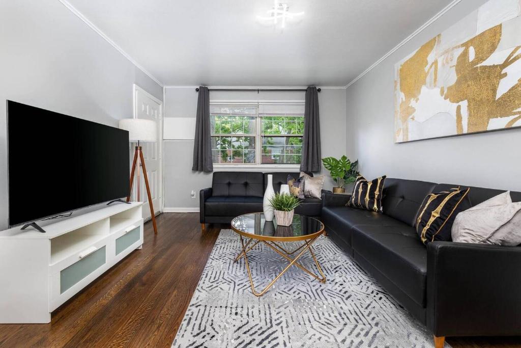 5min to Blue Back Square | Affordable w/ KING Bed, Newington