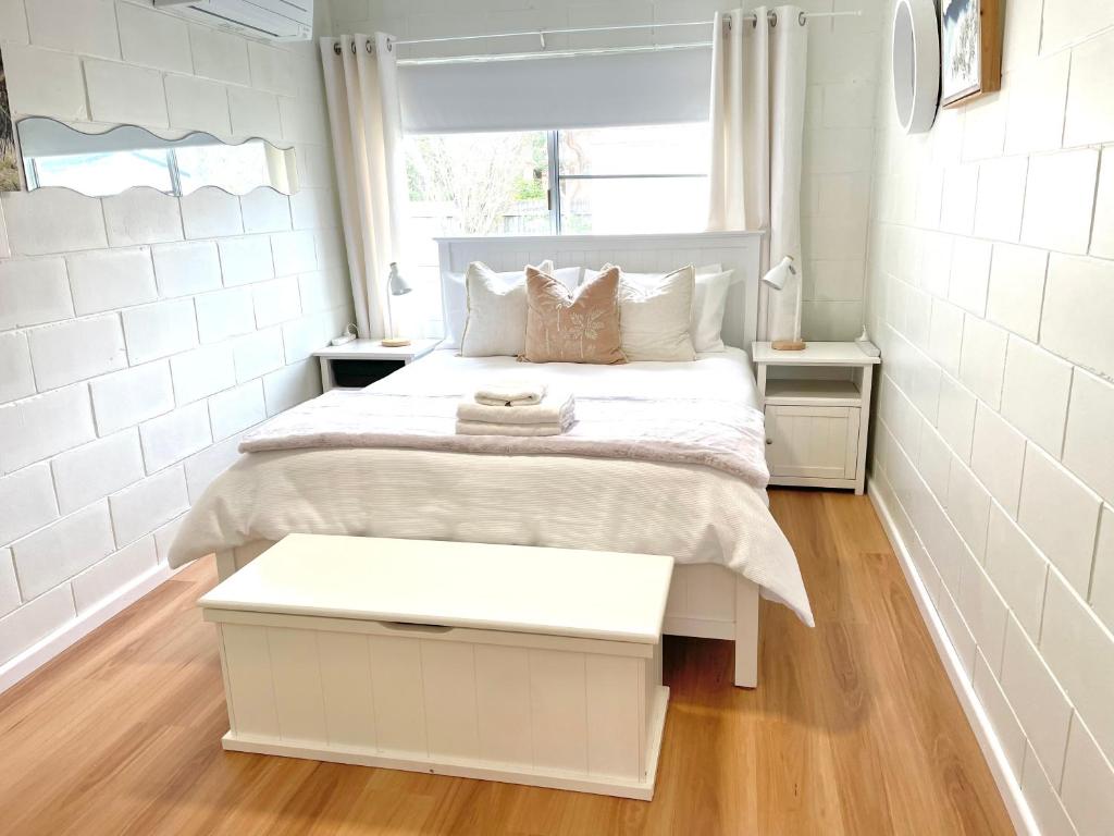 Beachside Family Unit 2 mins walk to beach partial ocean view, Brooms Head