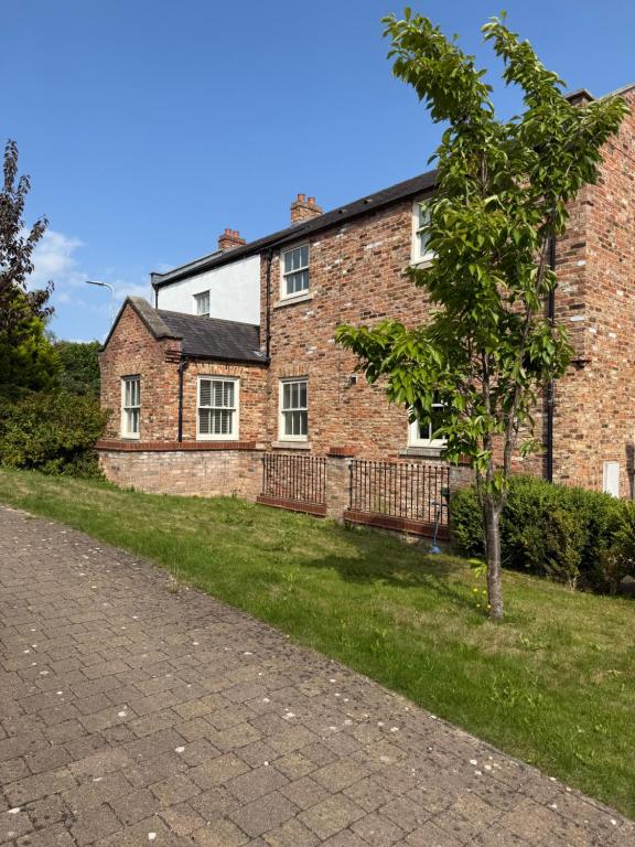 Luxury Apartment in Yarm, surrounded by nature walks, and Yarm High Street, Famous Roseberry Topping, Stockton-on-Tees