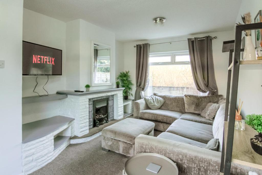 NEW Spacious House 2 Bedrooms 5 Beds 5 Guests WiFi, Hyde