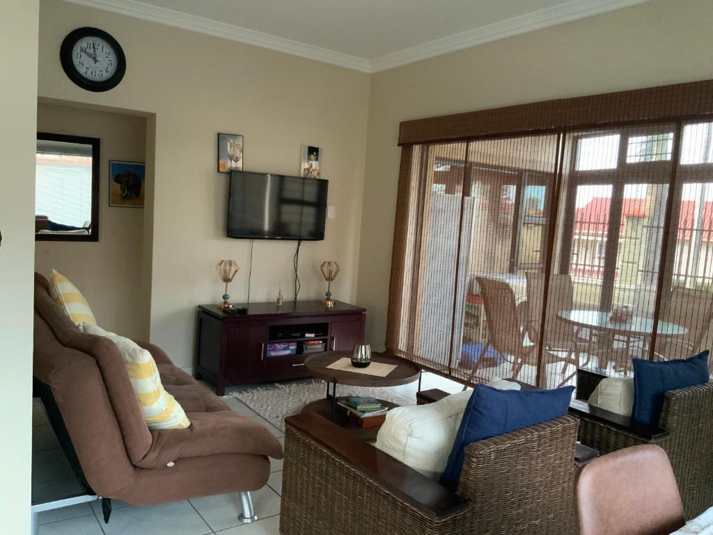 Topanga 1, Uvongo beach apartment, Margate