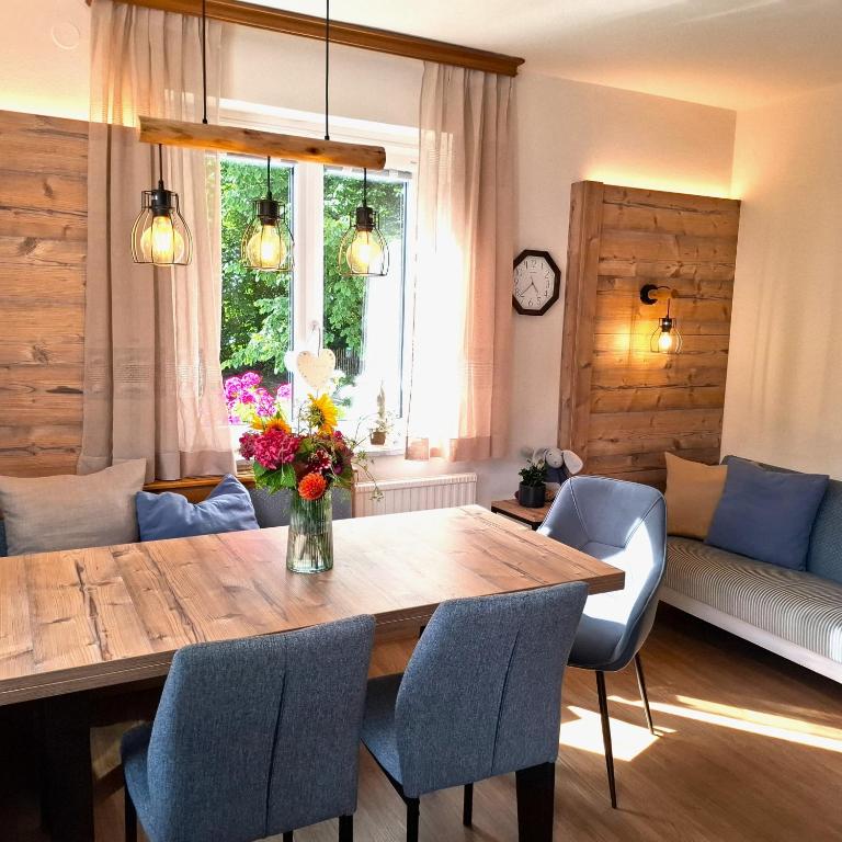 Ferienhaus Lechner am Waldrand mit Holzfasssauna & Außendusche, Bergblick und Naturgarten" - 5