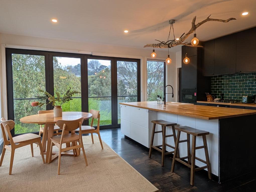 Your CBD Treetop Base | Parking, Wifi & Views, Kings Park