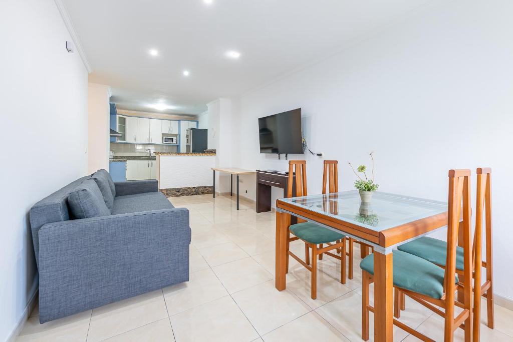 Spain Breaks - 2 bed family apartment Benalmádena with pool, Airco, WiFi - 2