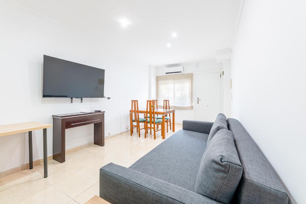 Spain Breaks - 2 bed family apartment Benalmádena with pool, Airco, WiFi - 3