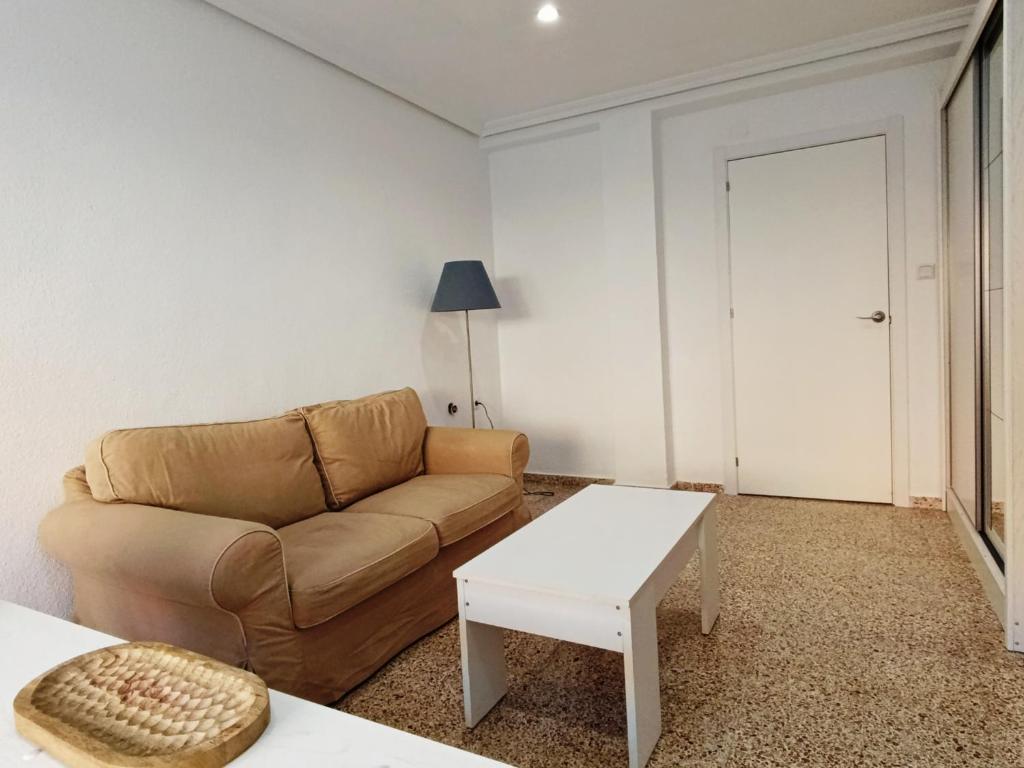 Habitación amplia luminosa y con aíre acondicionado - 2