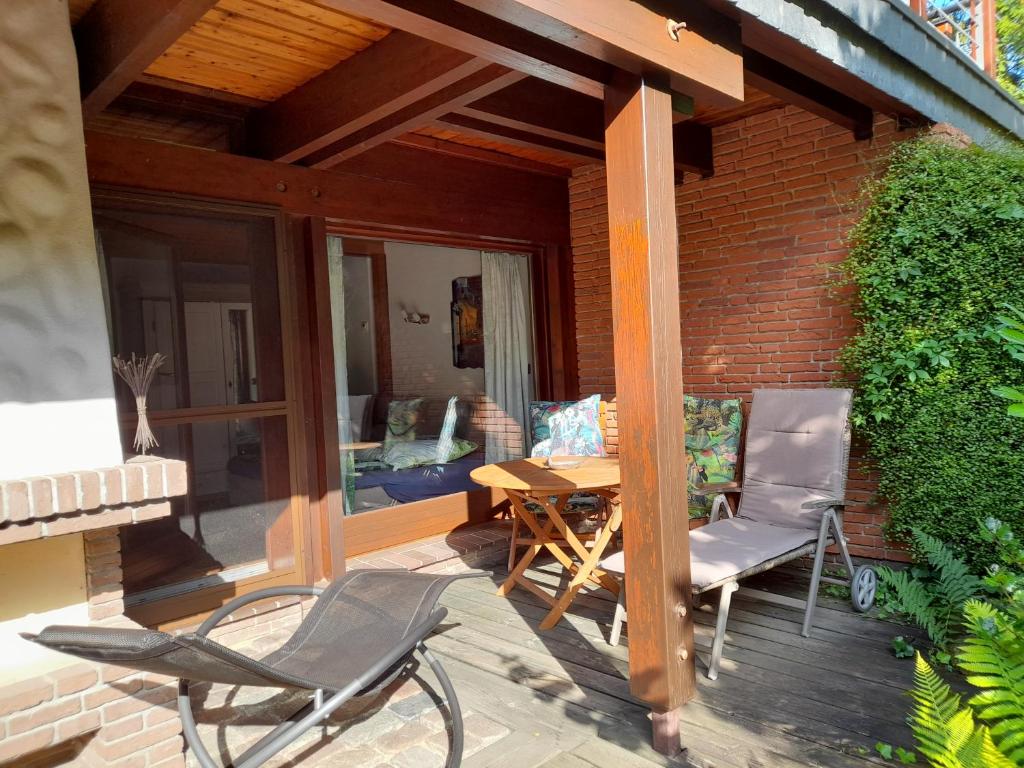 Grüne Oase mit Terrasse, Appel