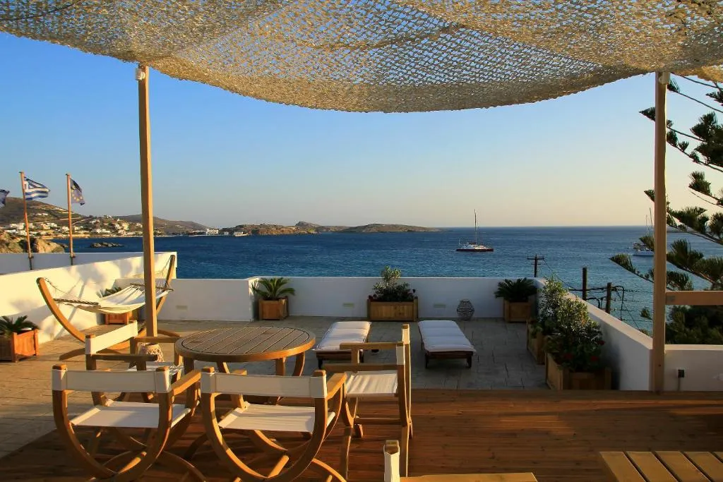 Brazzera Hotel, hotel in Finikas