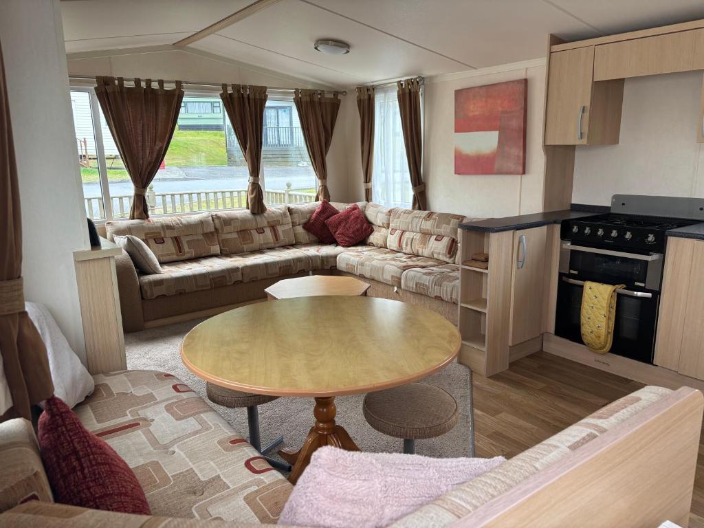 Clarach Bay Escape 3 Bedroom PetFriendly Caravan with Decking Sleeps 6, Aberystwyth