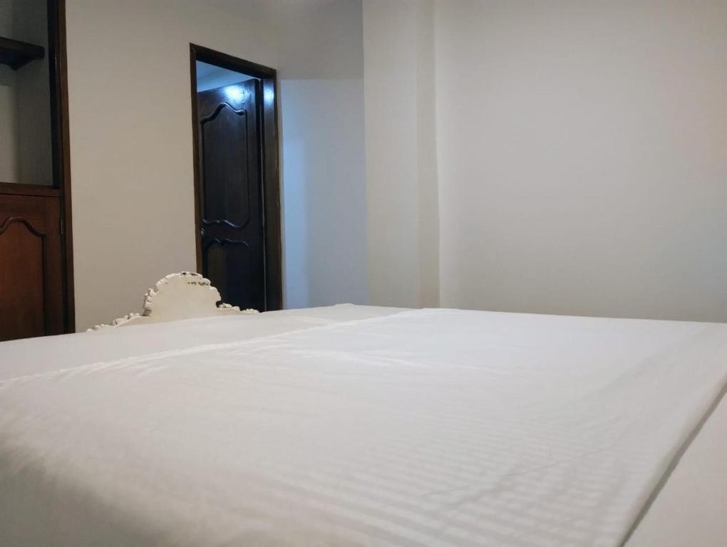 Habitación con cama queen y baño privado cerca del parque - 5