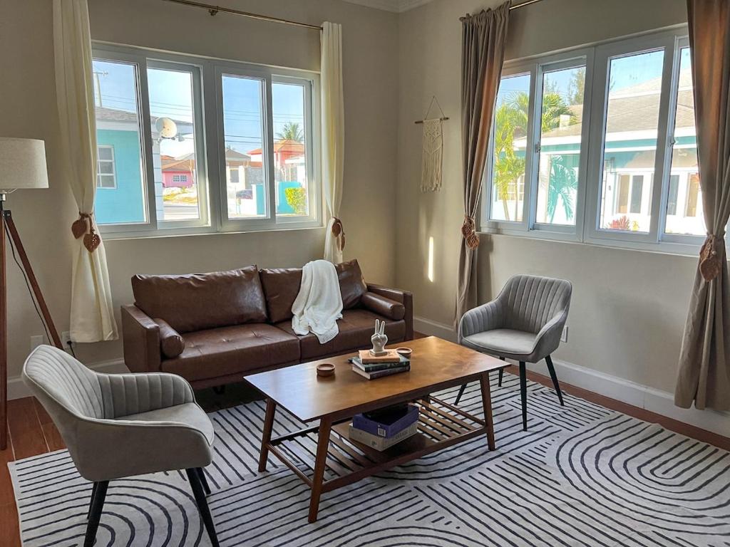 A Lofty Escape - 2BR Cozy Loft by Beach & Airport, Nassau