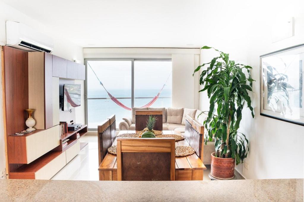 Beachfront Apt with Pool Jacuzzi Sauna Gym Fast WiFi and Air Conditioning, Cartagena