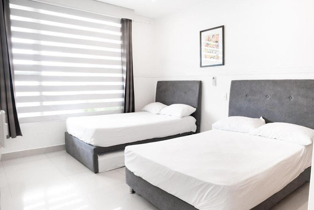 Beachfront Apt with Pool Jacuzzi Sauna Gym Fast WiFi and Air Conditioning - 3