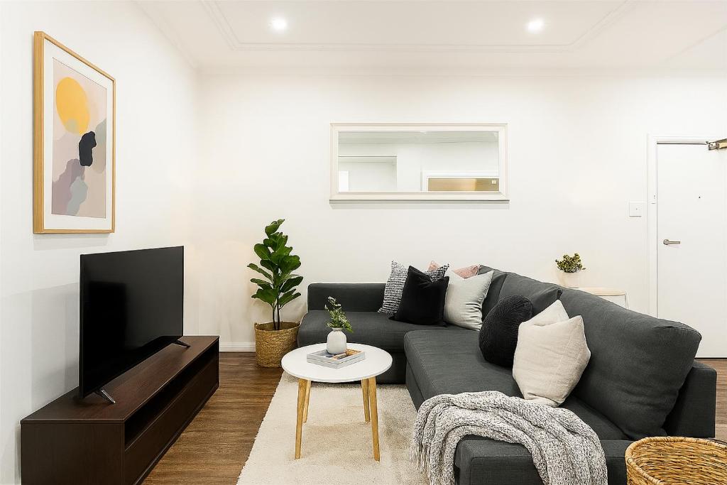 Harbourside stay in Kirribilli, with Opera House glimpses, Sydney