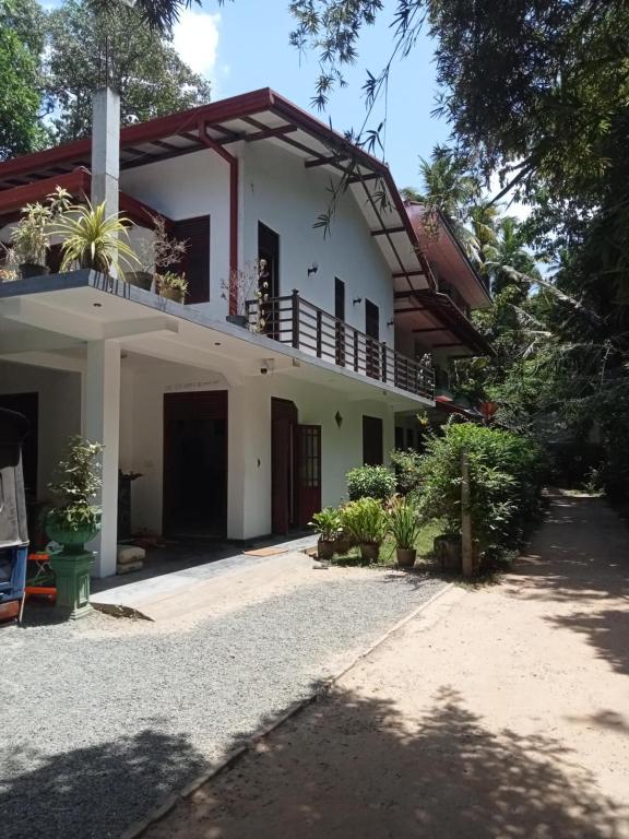 Piumi House, Hiriketiya