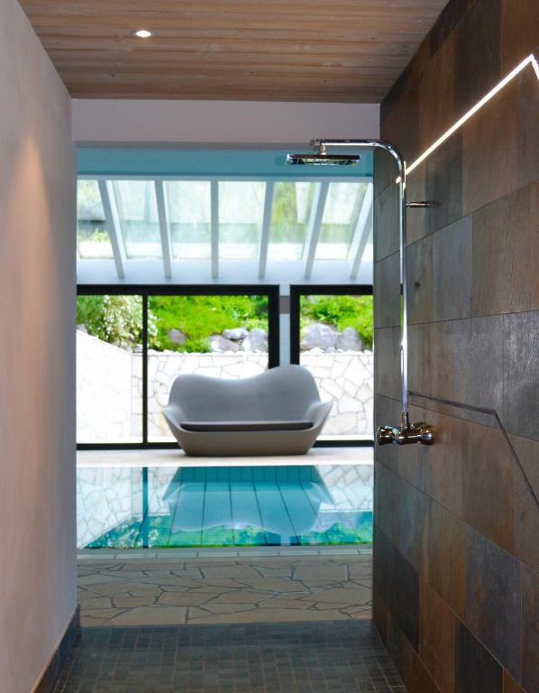 Swimming pool, Chalet-Hôtel Les Gentianettes in La Chapelle-d'Abondance