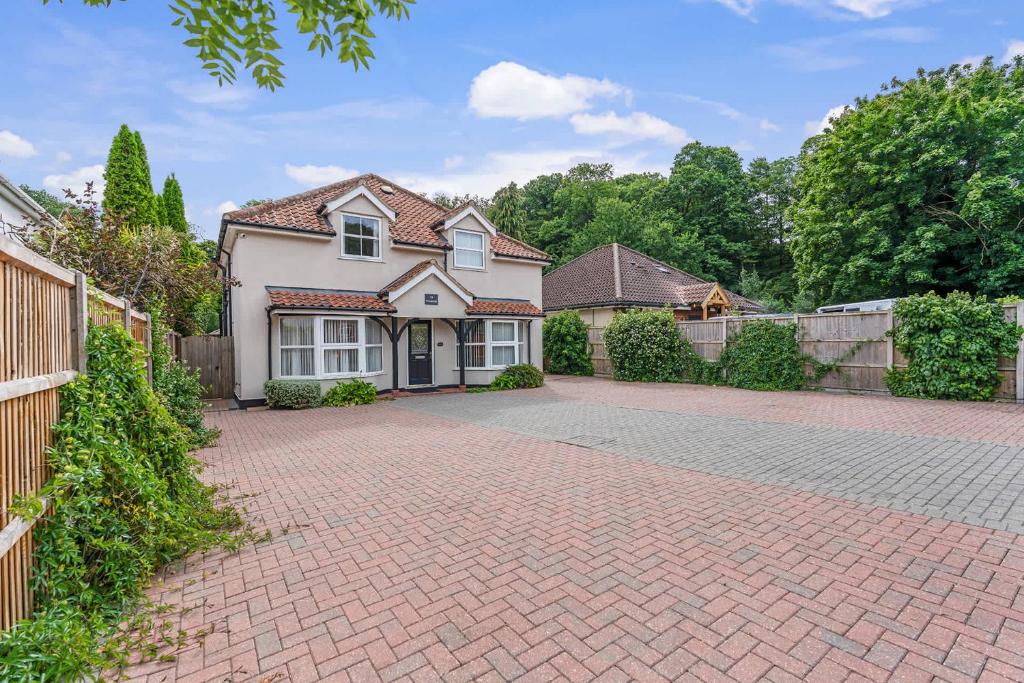 Seven Space - 7 Bedroom Home with Large Garden & Hot Tub, Costessey