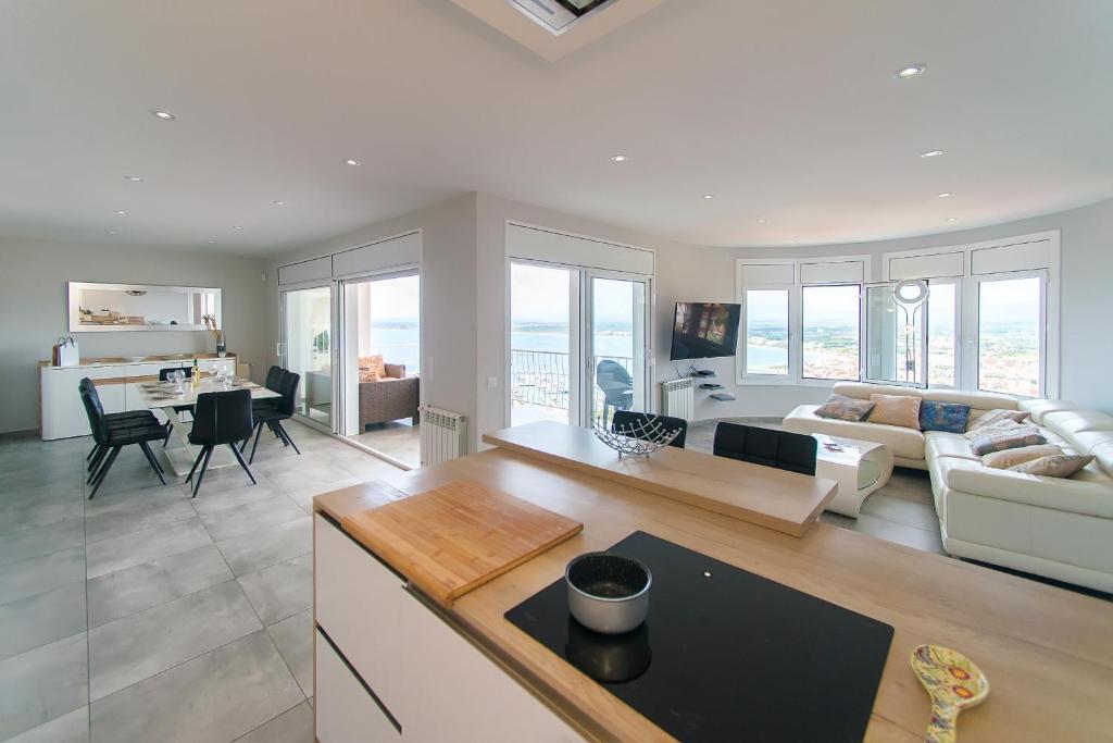 WELCS VILLA 280 EMP con piscina, vistas al mar y parking - 4