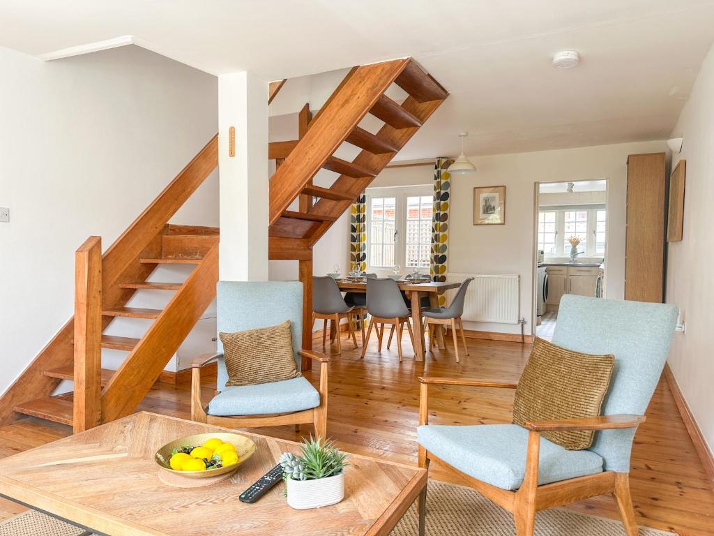 Canterbury Oasis - Modern 2-Bed Home with FREE Parking, Canterbury