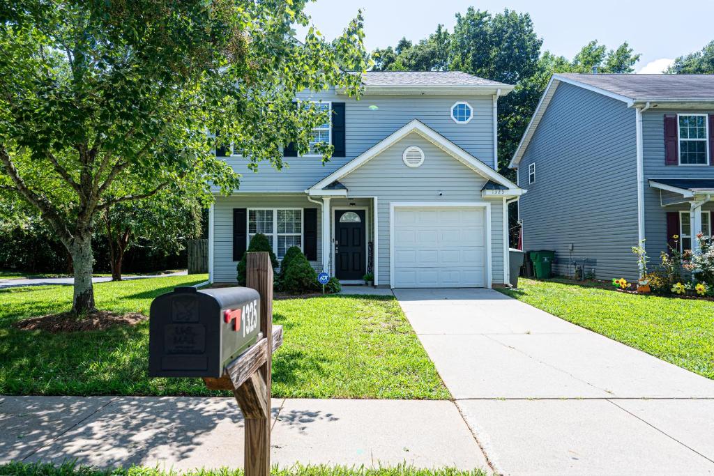 Welcome to Charlotte Nest!, Charlotte