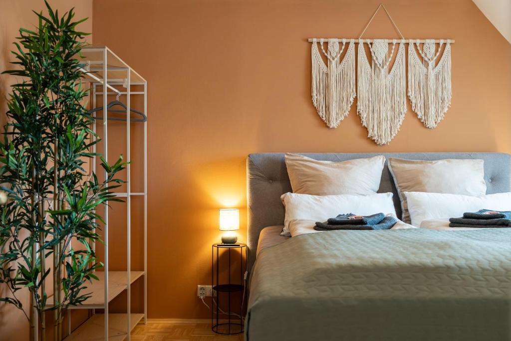 Desert Dune - Historic City Center with Free Parking by HERO HOMES, Štýrský Hradec