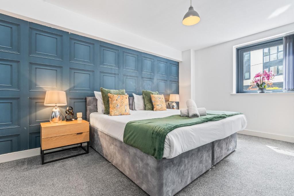 Spacious 3-Bed Flat, Guests 3, in Heart of the City with Private Outdoor Space and Parking, Birmingham