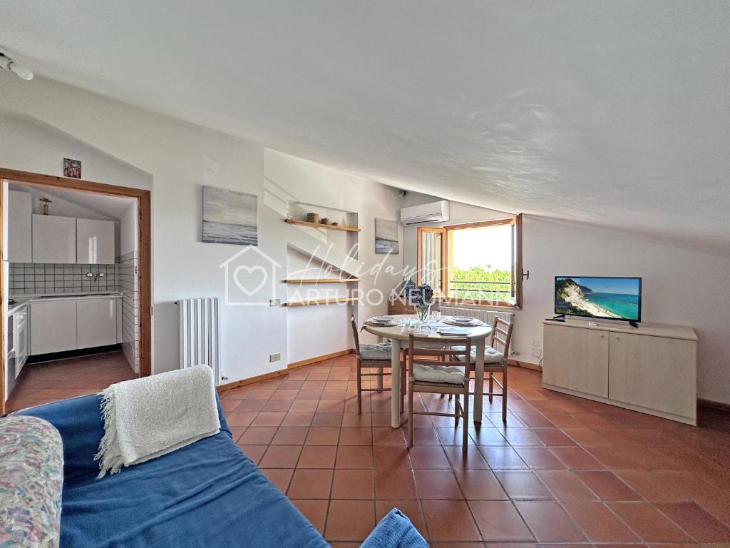 239 - Comoda mansarda in centro a Sirolo, con vista mare - POSTO AUTO E ARIA CONDIZIONATA INCLUSI - SPIAGGIA WHITE BEACH CLUB OMAGGIO dal lun al ven FINO AL 02-08 - 2