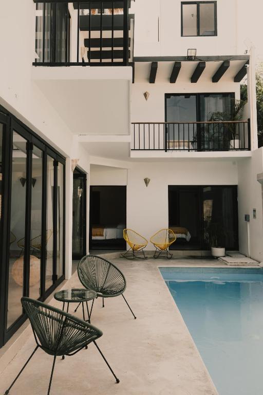 House with private pool, walking distance to beaches & restaurants - 2