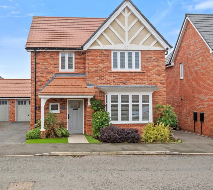 3 Bed Detached House - Sky Tv - Garden - Pets, Runcorn