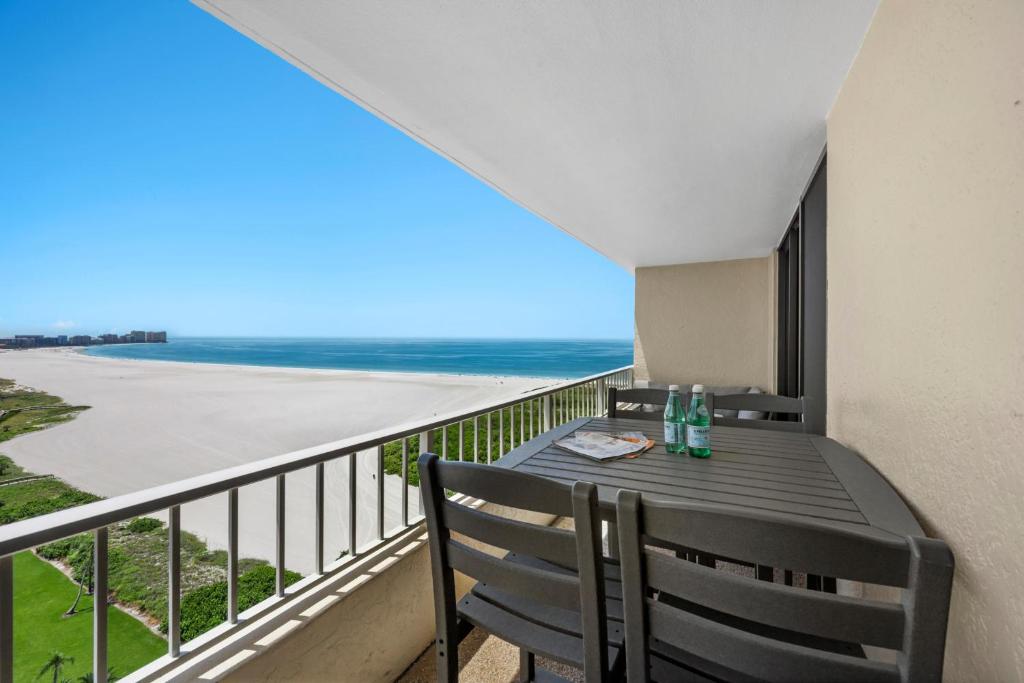 Penthouse beachfront condo with pool/fitness/grills, Marco Island