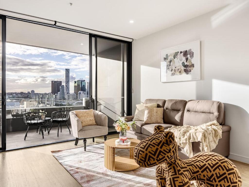 Stylish 2BR Unit with Pool and Gym in South Brisbane, Brisbane