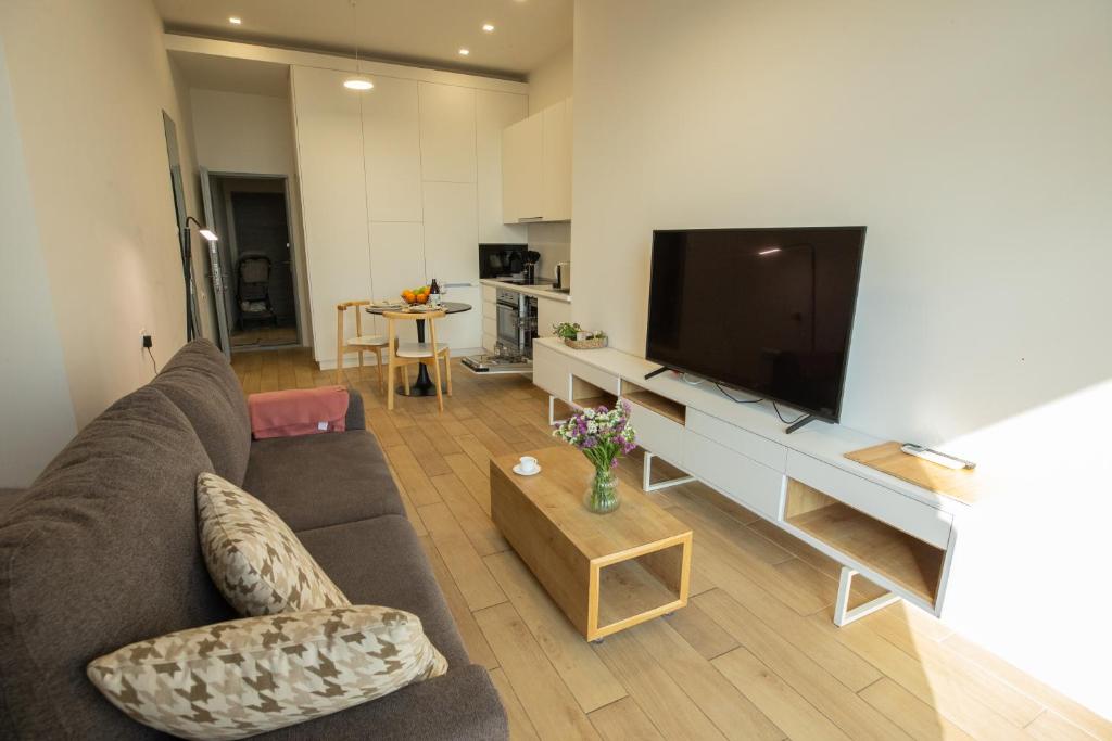 Stylish Central Studio, Large Balcony, New Build, Jerevan