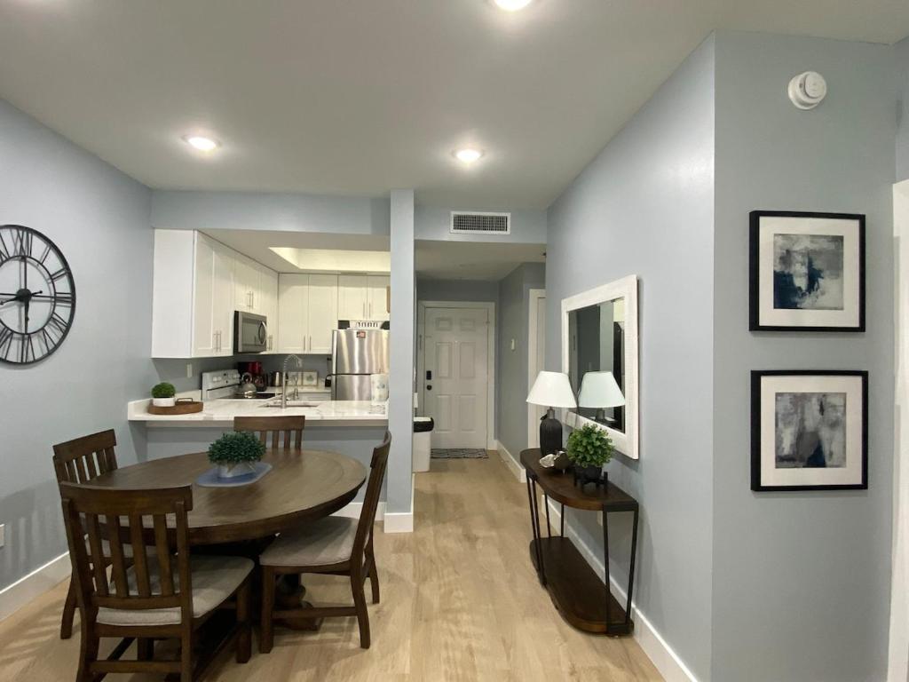 Lakeside Condo End Unit, Naples