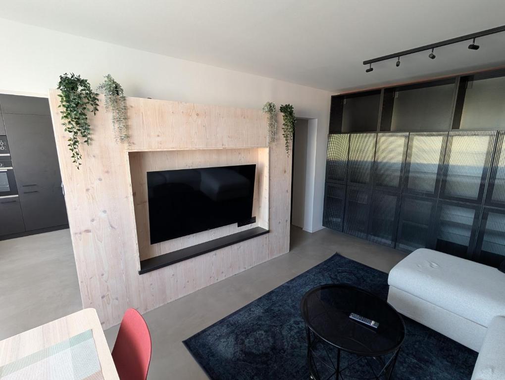 Chic & Modern Apartment with Mountain Views, Poprad
