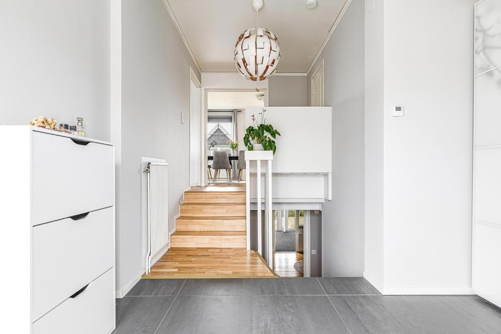 Modern stor & ljus villa nära centrum, Växjö