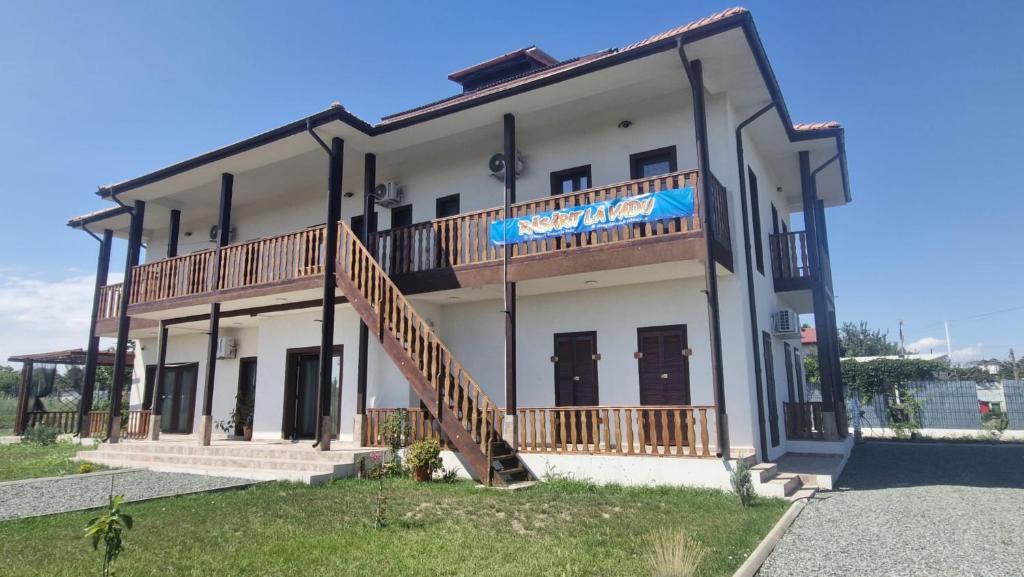 Răsărit la Vadu, Vadu