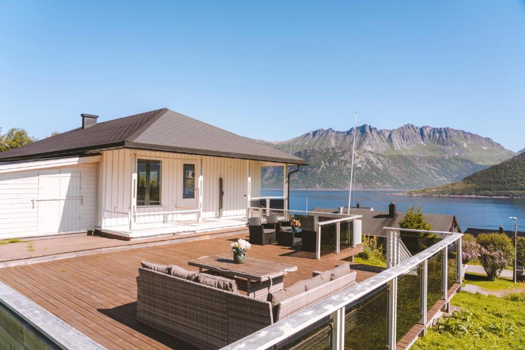 Spacious Waterfront Gem - Panoramic View - Terrace, Fjordgård