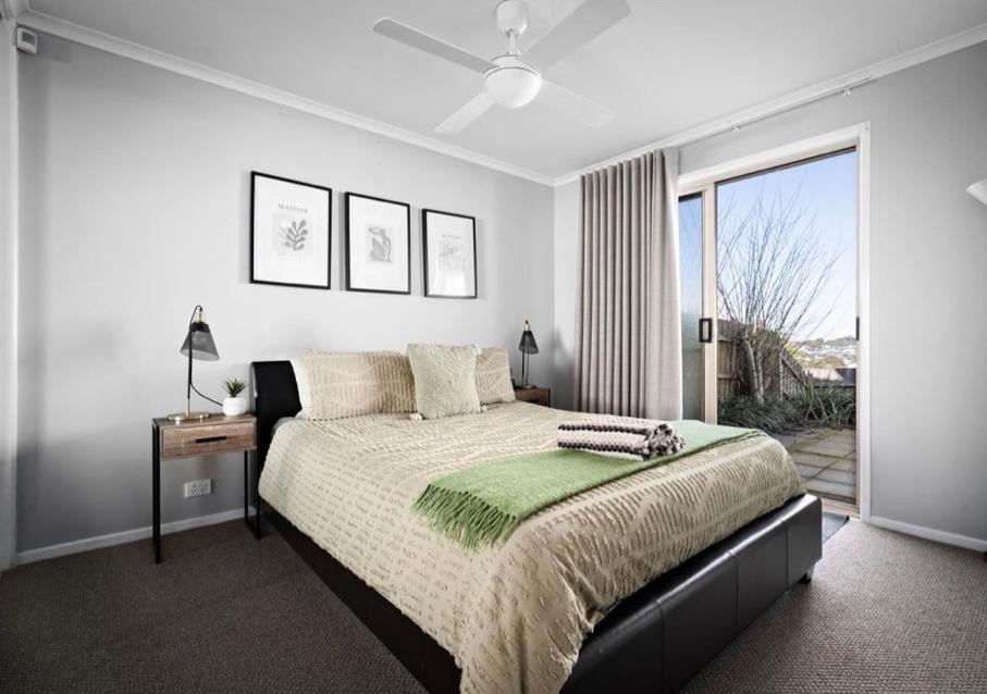 Sunbury on the hill close to airport with wifi pet friendly, Sunbury